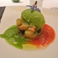 レストラン ラ フィネス - アミューズブーシュはキュウリとトマトのコントラストが美しいガスパチョのような爽やかな一皿
