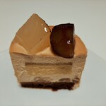 パティスリー アクイユ - コク深くとろけるラム酒風味のブロンドチョコムースに、フルーティな洋梨のジュレやこっくり栗のクリーム、栗のシロップ煮に洋梨のコンポートがマッチ