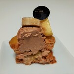 パティスリー アクイユ - ミルキーでまろやかな黒糖風味のミルクチョコのシャンティ、リングシューの中にはトロピカルでジューシーなパイナップルとバナナのソテー