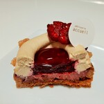 パティスリー アクイユ - アールグレイ香るブロンドショコラのクリームと甘酸っぱいタイベリーのジュレやクリーム、サクサクしたフィアンティーヌがいい食感