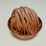 パティスリー アクイユ - ヘーゼルナッツとコーヒーのメレンゲ、マスカルポーネのシャンティ、ラム酒風味の栗のクリーム、モンブラン594円