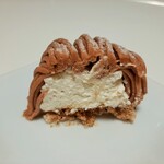 パティスリー アクイユ - 栗の風味が強く重厚でラム酒が香る栗のクリーム、ほのかな酸味のマスカルポーネのシャンティ、香ばしいヘーゼルナッツとコーヒーのメレンゲが合う！