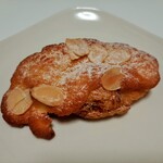 パティスリー アクイユ - サクサク香ばしくバター香るクロワッサンに、クレームダマンドをサンド！クロワッサンアマンド238円