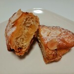 パティスリー アクイユ - 表面のクレームダマンドはねっちり厚みのあるクッキー状、中にはトロッとなめらかで柔らかいダマンドが