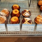 パティスリー アクイユ - フランス伝統菓子のポンヌフやファーブルトンなど、美しい焼き色の素朴な焼き菓子も