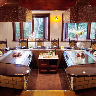 向かい側に他のご予約のお客様をご案内致します。