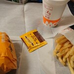 マクドナルド - トリダブチセット。
            本当は辛ダブチのはずでしたがまあ良しとしておきましょう。