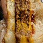 マクドナルド - トリプルチーズバーガーの中身。
            肉汁が溢れてます。