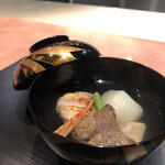 窯焼き割烹 黒泉 - お椀　バチコで香り付　鯛入り