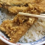 天ぷら 住友 - ではいただきます。
            
            どれ！
            
            おぉ！穴子美味いね！！！
            ツユは甘さ辛さとも好み。
            
            白メシはもっとカタイ方が好みだが、米は美味しい！
            
            
            
            
            