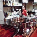 居酒屋フィリピン - 色んな料理が並ぶ店内です