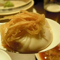 京鼎樓 HANARE店 - ふかひれ小籠包。ショウガを乗せて