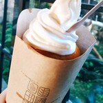 麦屋カフェ - ◼️ミルク＆梨mixのソフトクリームに、コロネパン