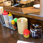 西新亭 - 卓上の調味料。