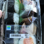 ファミリーマート - 料理写真:ファミマのバラエティ&おむすび弁当368円!