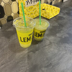 Lemonade BY Lemonica - 「オリジナルレモネードL」390円税込み（左）&「グリーンレモネード」530円税込み