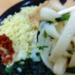 吉田のうどん とがわ - 麺はガシガシしたしっかり麺。揚げ玉と赤い唐辛子みたいのは、お好みで。