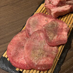 黒毛和牛焼肉 白か黒 - 