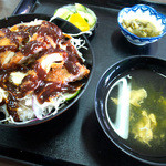 角屋食堂 - 「味噌カツ丼」（600円）です！ お吸い物と小鉢、お漬物が付いてます。安いっ！