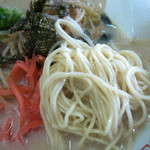 角屋食堂 - アッサリ目の豚骨。塩はちょい強め。麺はかなりの細麺です。素直に美味しいと言っておきます。