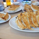 高橋餃子店 - 餃子だらけのテーブル！美味しくて完食！