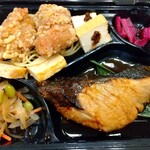 熟成魚場 福井県美浜町 - 鰤の照り焼きと唐揚弁当 1,000円 ♪