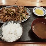 串屋横丁 - しびれホルモン定食（全景）