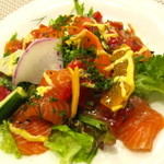 ビストロ ダイア - 自家製サーモンマリネ　たっぷりのサラダを添えて　トマトバジルソース