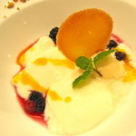 ビストロ ダイア - ココナッツのブラン・マンジェ　パッションフルーツ　白ゴマアイス添え