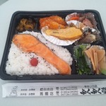 ふくふく亭 - シャケとイカフライの弁当（500円）