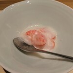 寿しの吉乃 - トマトの玉ねぎドレッシングかけ