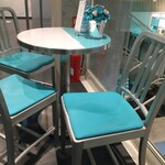 ティファニーカフェ - ３人掛け丸テーブル席
