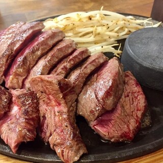 【絶品ステーキ】上質な赤身の牛肉＆九州産ブランド豚を堪能