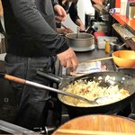 新ちゃん - 焼めし調理中