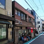 新ちゃん - 店を出ると次の時間帯の整理券を持った人達が待機中でした