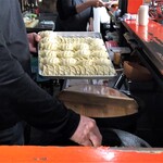 新ちゃん - ぎょうざ焼きます