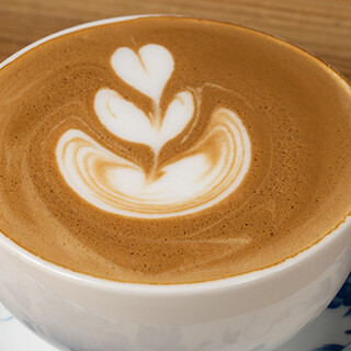 一杯ずつドリップしたコーヒーや、新鮮素材のスムージーをどうぞ