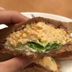 ザ・パントリー - たまごサラダにカリカリベーコン、新鮮なレタスを挟んだサンドイッチ！