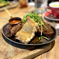 リオ・ブルーイング・コー ビストロアンドガーデン 東京ミッドタウン - 本日の3種石窯ローストグリル盛り合わせ