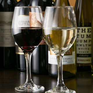 We always have over 50 types of bottled wines starting from 2,700 yen.