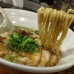 川の先の上 - 啜磨専科のモチ豚背脂〜麺
