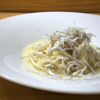 メルモーゾ ダ ドロカワ - ◆エノキとしらす、かぼすのパスタ・・クリームベースなのですが、かぼすが入るせいかサッパリした味わいで、これ美味しい。 エノキの食感も楽しめますし、しらすの塩気が強くないのもいいかと。