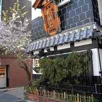 五代目 野田岩 麻布飯倉本店 - お蔵のような外観　ちょうど葉桜