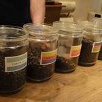 成瀬珈琲豆店 - カウンターに、珈琲豆が並んでいます