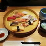 江戸前 びっくり寿司 - おまかせ１２貫（味噌汁付）