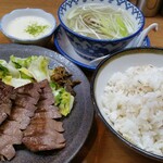 味の牛たん 喜助 丸の内パークビル店 - 麦飯は、無料で大盛りにしてもらえます。こちらは普通サイズです