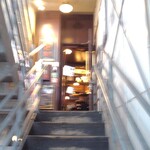 HUB - 階段を昇って２階がお店