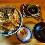 hide’s dining 遊 - イカ天丼。天丼シリーズは甘ダレと甘くないタレの2種類から選べるよ！