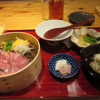 すき焼きと牛まぶし ももしき - 大和牛まぶし 赤身たたき です。