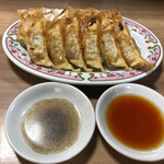 餃子の王将 - 餃子、酢胡椒、タレ＋ラー油\(//∇//)\